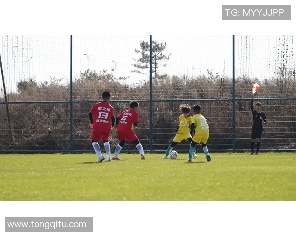 足球红日照耀绿茵场激情无限展现梦想与团结的力量